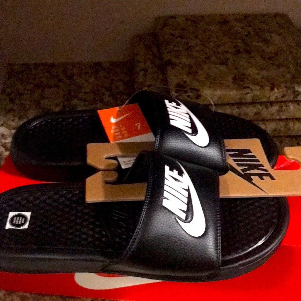 Unisex Brand New Nike Slides Size 7 Black/White  NWT